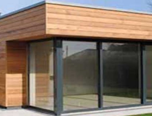 Une fenêtre aluminium sur mesure pour votre petite maison en bois ?