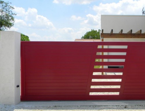 Un portail aluminium pour sublimer votre maison en bois